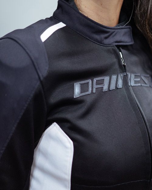 Λεπτομέρεια του διάτρητου υφάσματος του Dainese Hydraflux 2 Air D-Dry